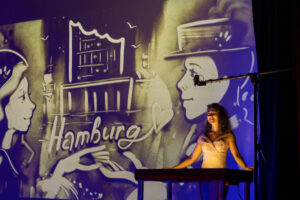Varieté im Hansa-Theater - Eva Aibazova - Sandmalerei © Kerstin Schomburg - Abdruck unter Nennung der Fotografin honorarfrei