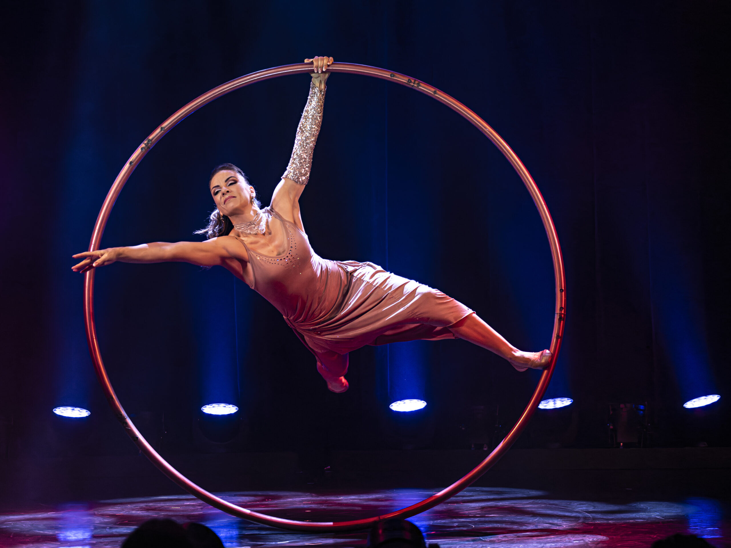 Varieté im Hansa-Theater - Valérie Inertie - Cyr Wheel © Thorsten Baering, 23.10.23, Hamburg, Varieté, Varieté im Hansa Theater