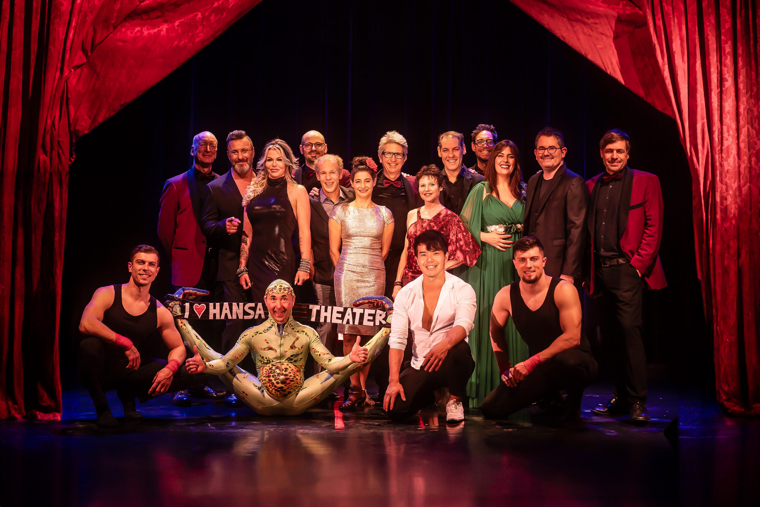 Variet&eacute; im Hansa-Theater - Ensemble und Hansa Boys &copy; Simon Brachmann__HTV9058_02