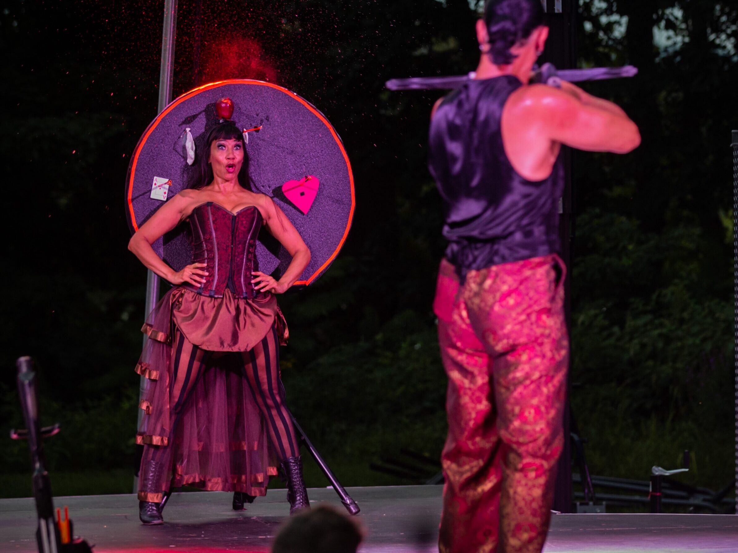 Varieté im Hansa-Theater - MR. & MRS. G. | Crossbow Stunts @ Michelle Frehsee